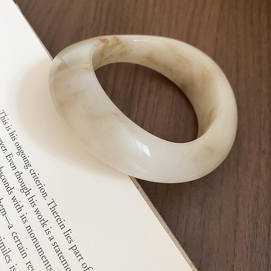 Unique Retro Resin Bracelet: Personalized Fashion Jewelry for Women