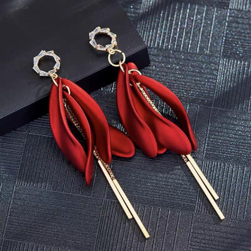 Female Long Tassel Petal Earrings 1 pair of earrings красный