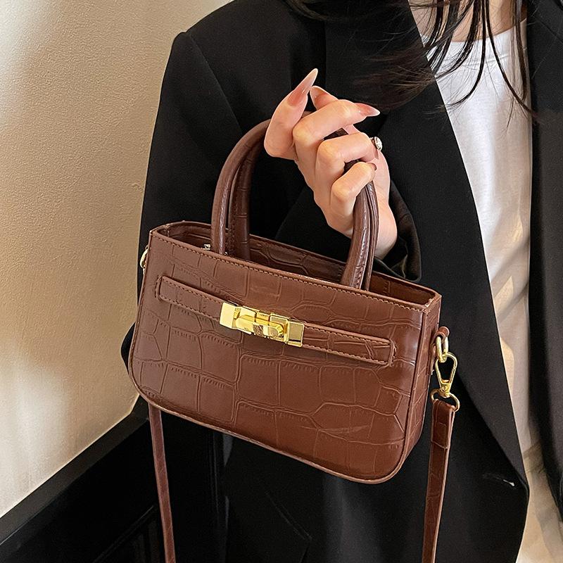 2025 Spring New Women's Niche Underarm Bag Retro Fashion Clutch Bag Premium Feeling Baguette Shoulder Messenger Bag