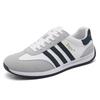 Atmungsaktives und vielseitiges Sommergewebe, modische weiche Sohlen, rutschfeste kleine weiße Schuhe mit drei Streifen, Athleisure-Herrenschuhe