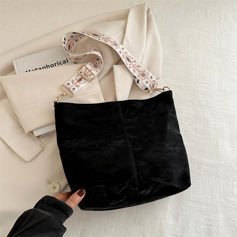 

2024 летняя новая простая и модная сумка через плечо, косая сумка через плечо, ретро-повседневная сумка-тоут большой вместимости, женская сумка чёрный