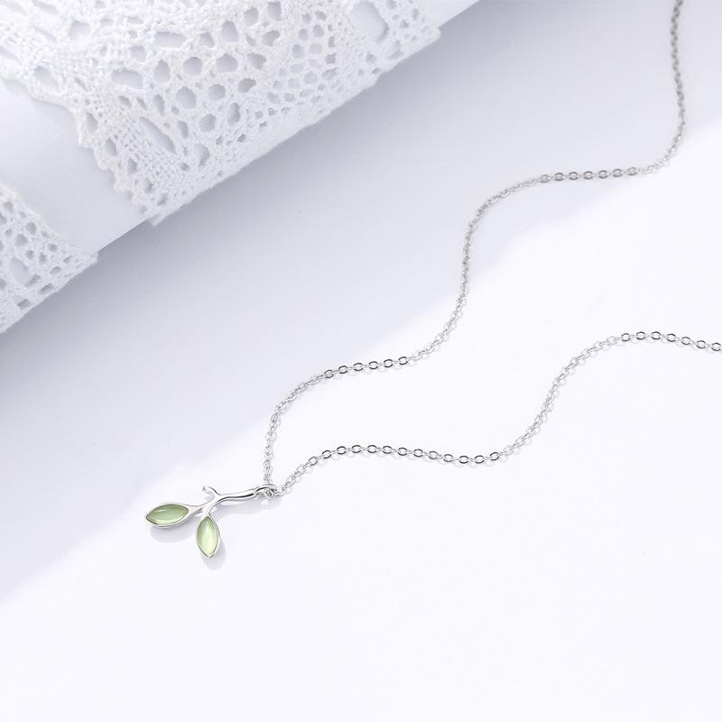 Green leaf necklace fashion accessories small fresh niche design feeling neck chain simple pendant female ins