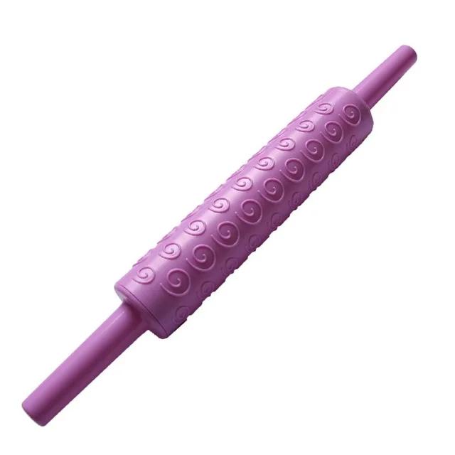 Válečkové zdobení dortů s reliéfními válečky na těsto s texturovaným nepřilnavým fondánem, polevou z hliněného těsta, kuchyňskými pečícími nástroji