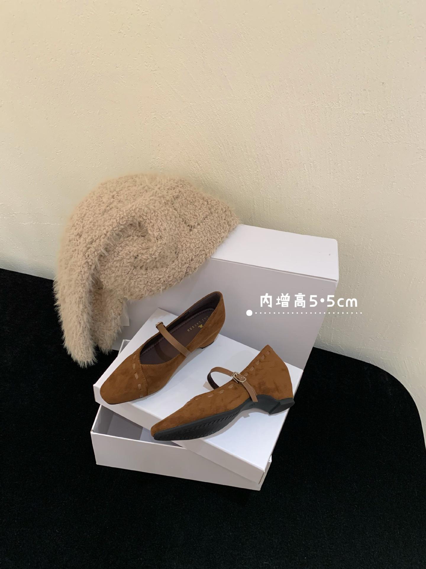 

Ретро квадратный носок французский вечерний ветер ретро замша светлый рот одинарные туфли женские весна и осень новые корейская версия темперамент пряжка на ремешке ш 39