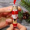 Handgemachter Weihnachtsmannförmiger Anhänger für Weihnachtsbaum Handbemaltes Holz Hängeanhänger Festivaldekoration für Zuhause