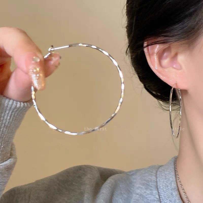 Goldpigmentierte Creolen für Damen, High-End, übertriebene und atmosphärische Ohrringe, neuer beliebter Stil, schlichte Creolen mit Temperament