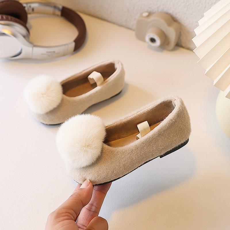 

Fashionable girls loafers for autumn and winter, lined with lamb wool, new style slip-on shoes with cute pom-poms 22-27Please take a photo