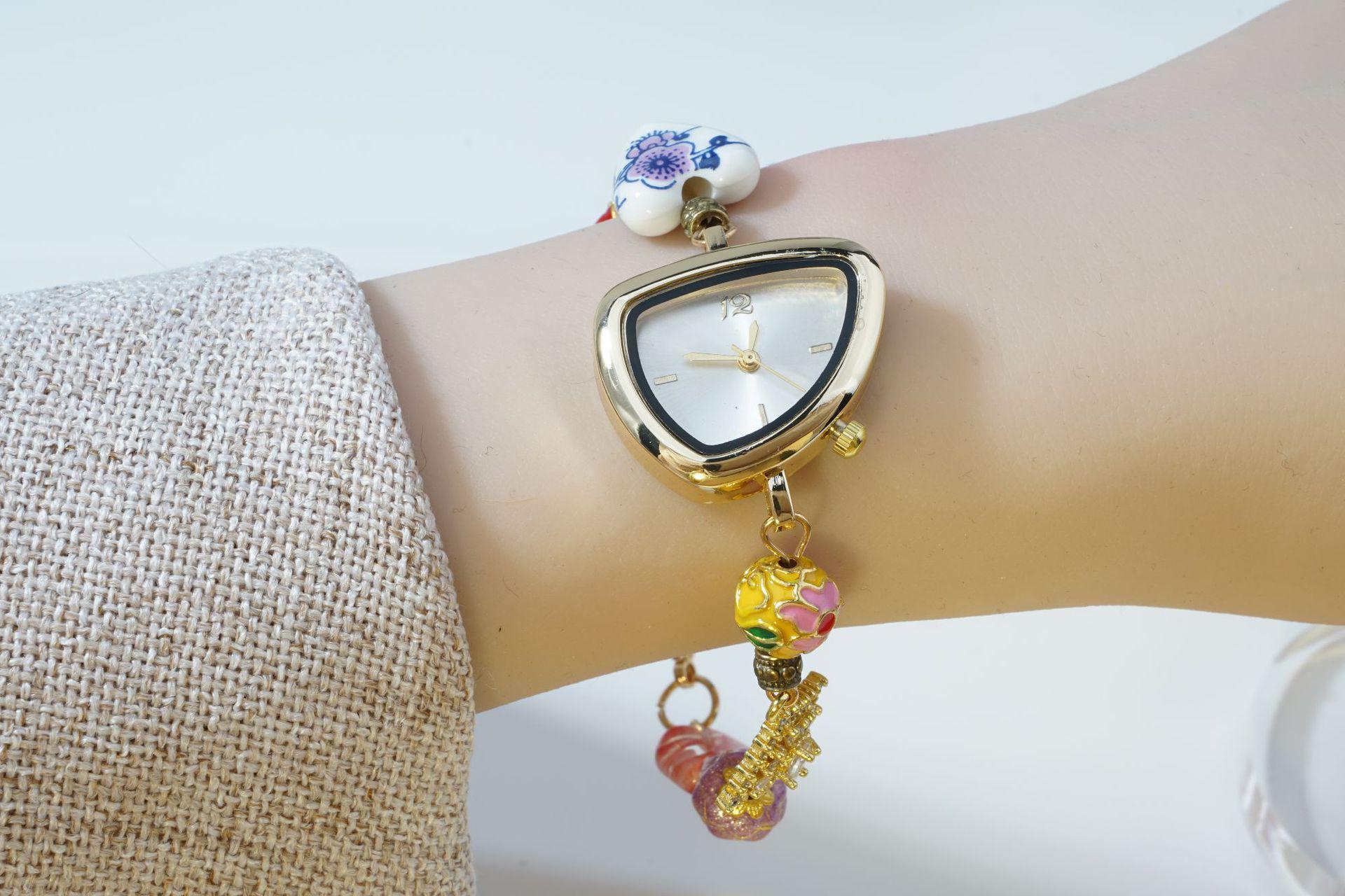 

European Style Ladies’ Watch: Golden Irregular Surface with Ceramic and Enamel Beads, Handmade Chain, Large Dial золотистый