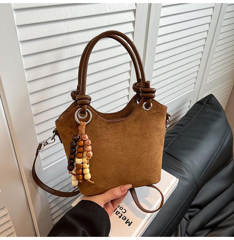 

Premium sense retro bag women s winter 2025 popular versatile texture hand bag shoulder crossbody bucket bag коричневый
