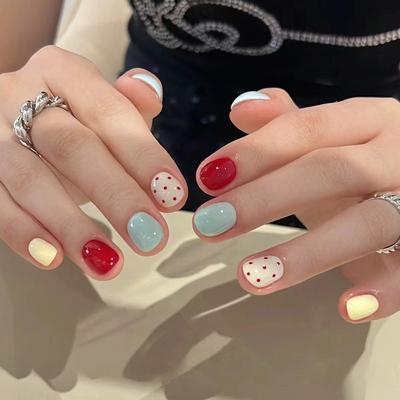 24 Stück Trage-Nagelpads Niedliche Tupfen Abnehmbare Kurze Quadratische Nagelpads Retro Nagelaufkleber Verspielte Falsche Nagelpads