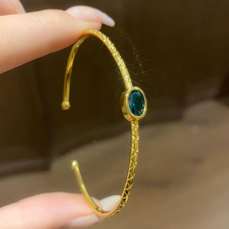 

Trendy Geometric Clasp Bracelet with Japanese and Korean Cubic Zirconia - Retro Cool Style, Light Luxury Hand Chain Jewelry.