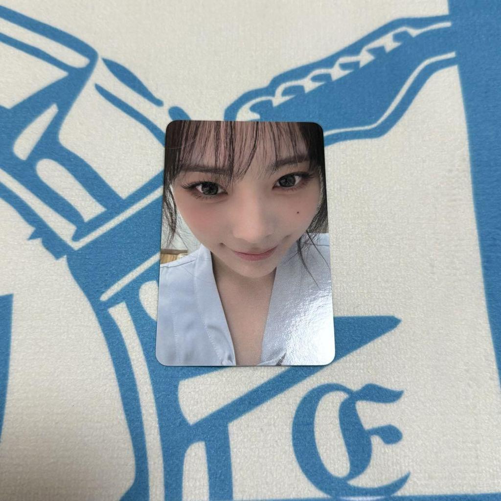 [USED] QWER Trading Card Shion