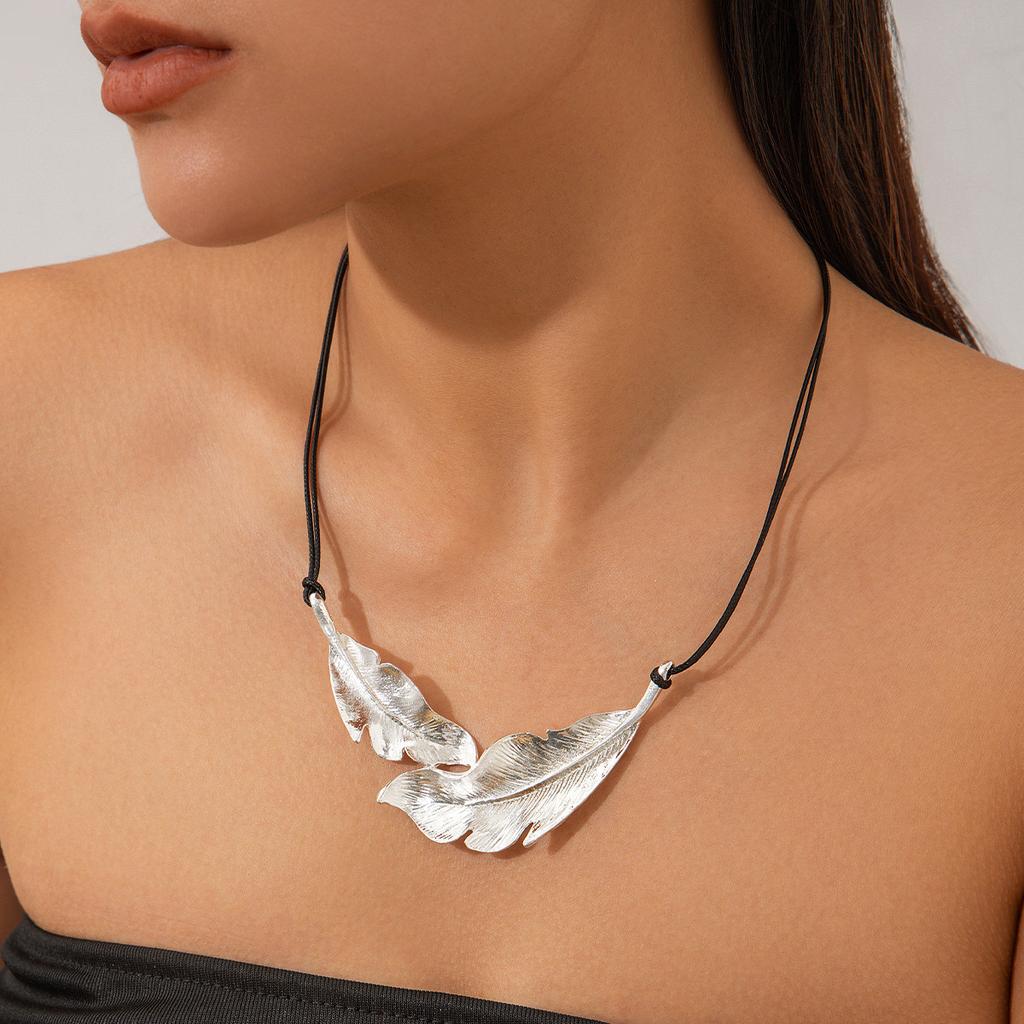 Personalized Design Feather Leather Wax Thread Necklace, Niche Fashion Alloy Collarbone Necklace for Women