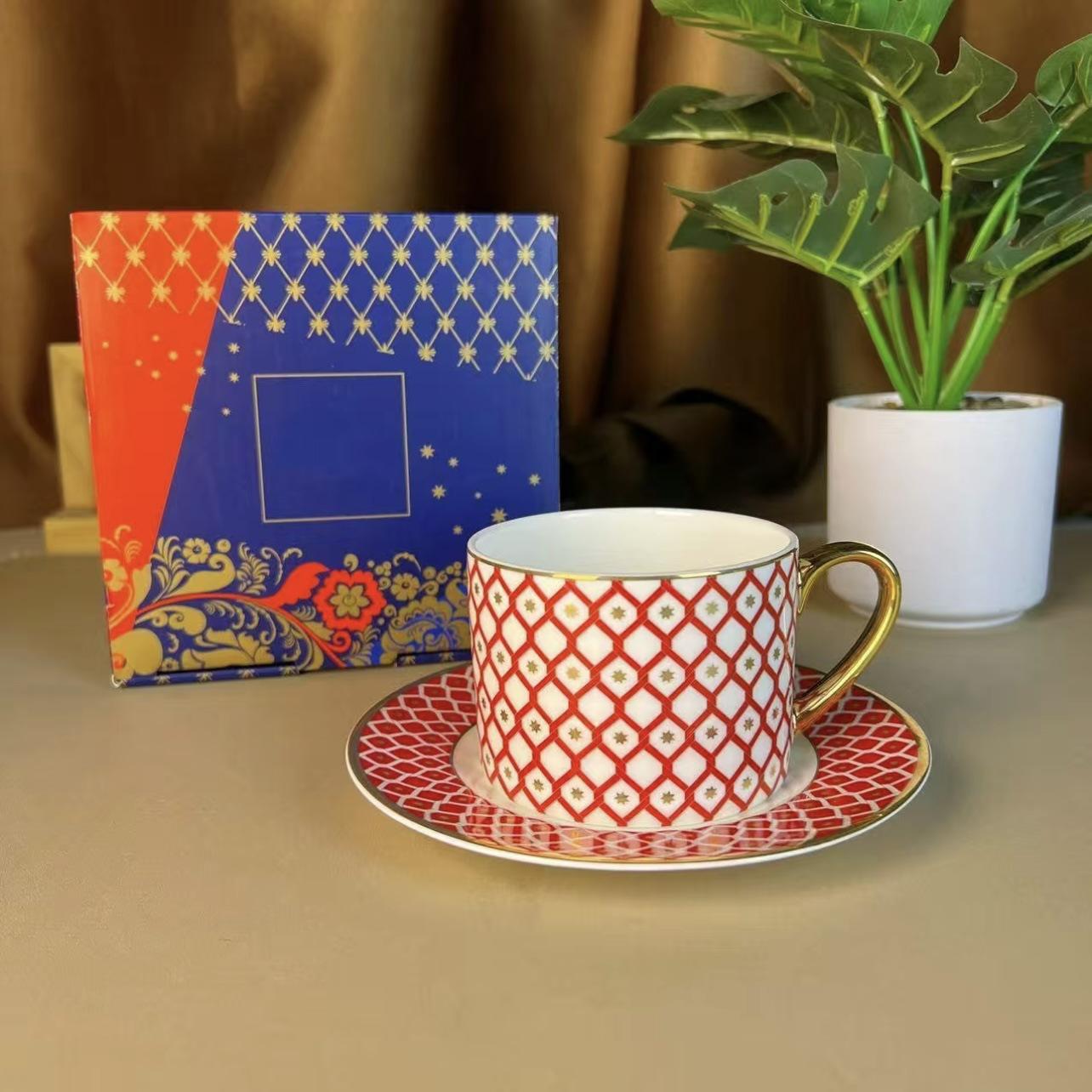 

Королівська кістяна порцеляна чашка та блюдце для кави/полуденного чаю