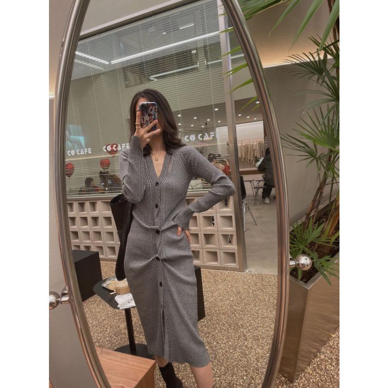 Autumn new design sense niche fashionable woven texture V-neck medium and long slim knitted dress dress women