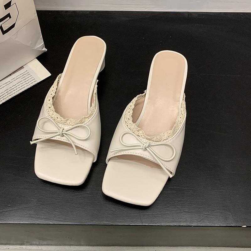 French versatile thick heel cool slippers women's 2025 summer new gentle wind lace edge bow word with slippers