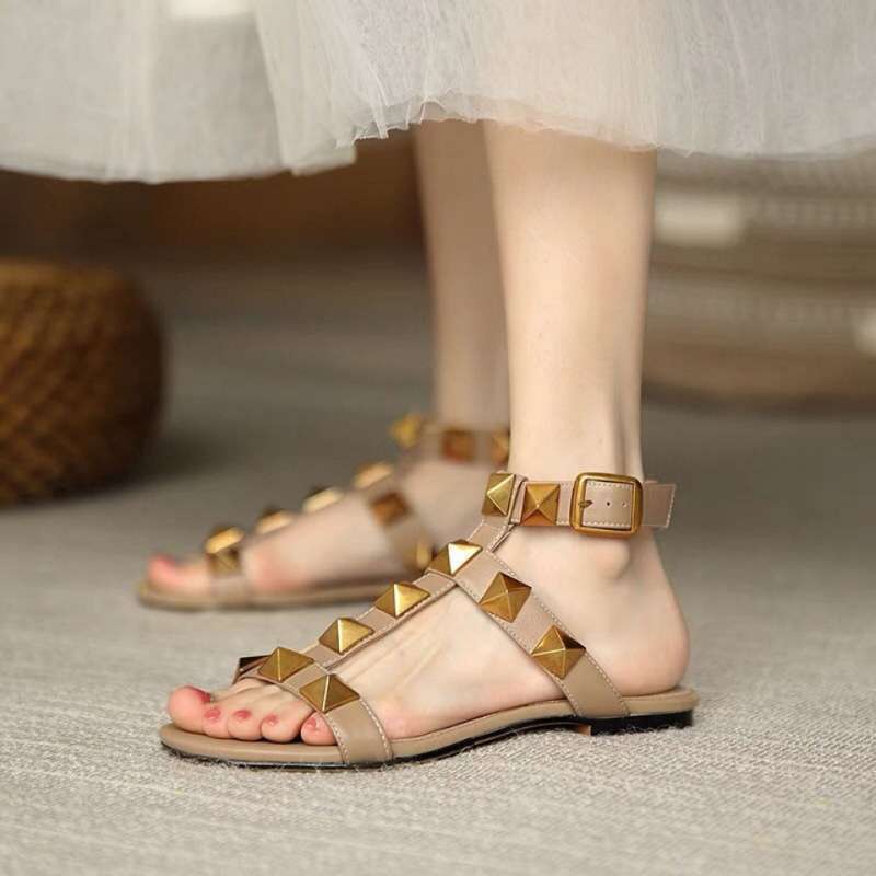 Fashion Womens Soft Leather Studded Sandals Non-Slip Flat Heel European and American Style Belt Buckle Versatile Sandals