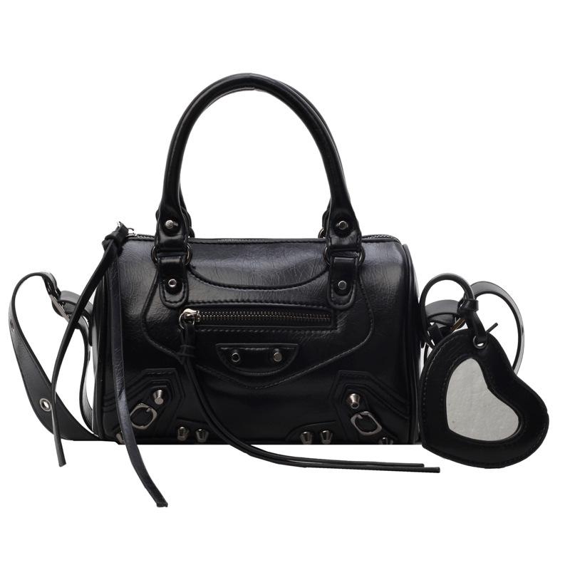 

This year s popular bag 2025 new Korean version of fashion rivets personalized trend women s portable messenger small square bag pu чёрный