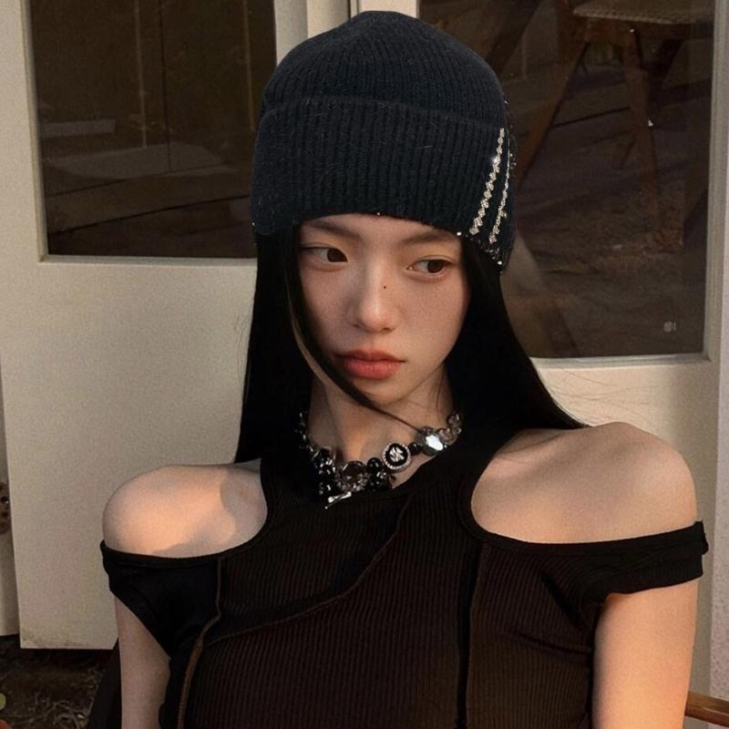 Luxurious Knitted Hat with Sparkling Rhinestones Fashionable Handmade Hat for Fashion Enthusiasts