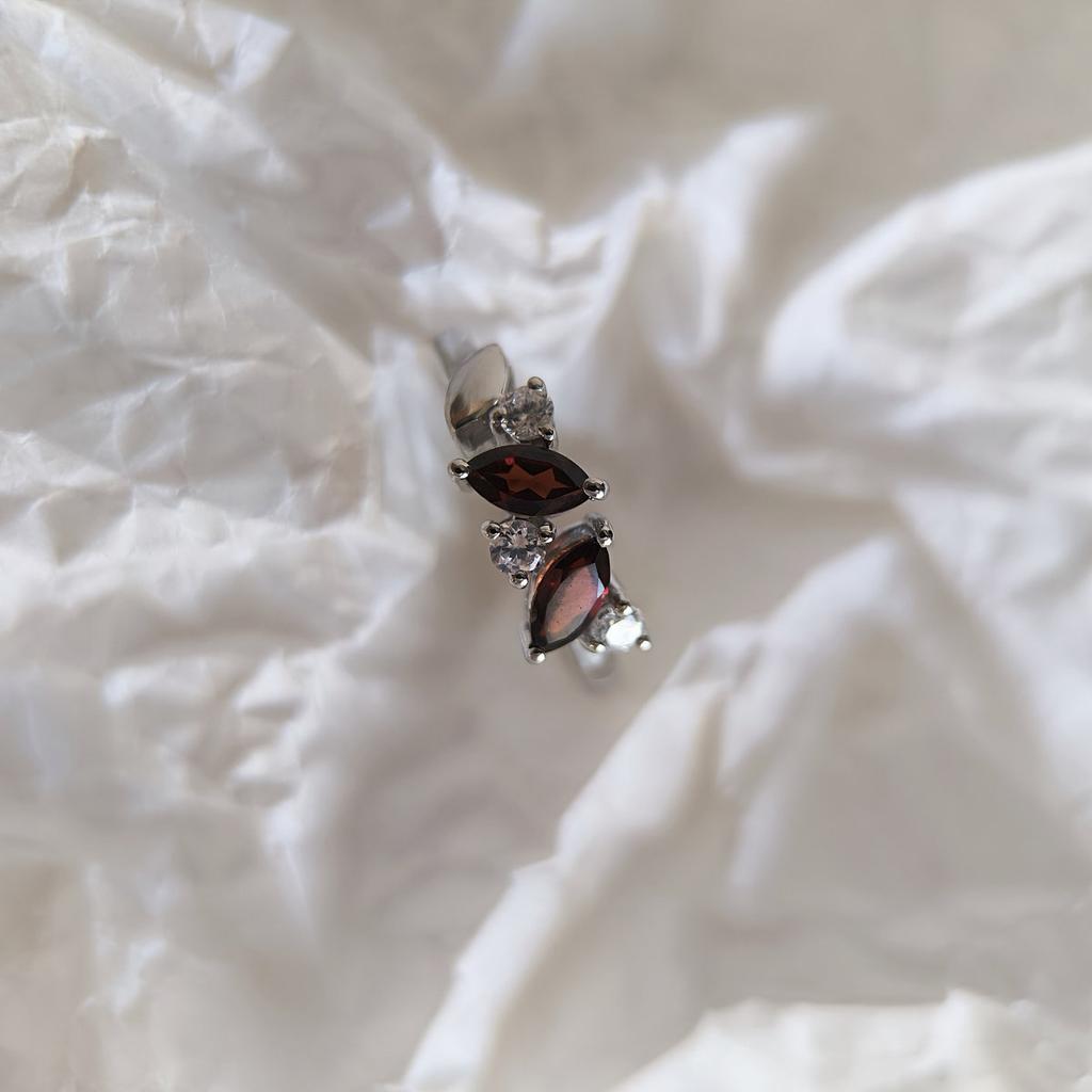 Silberring mit natürlichem Granat, Gewicht des Artikels 2,55 g (2204251)