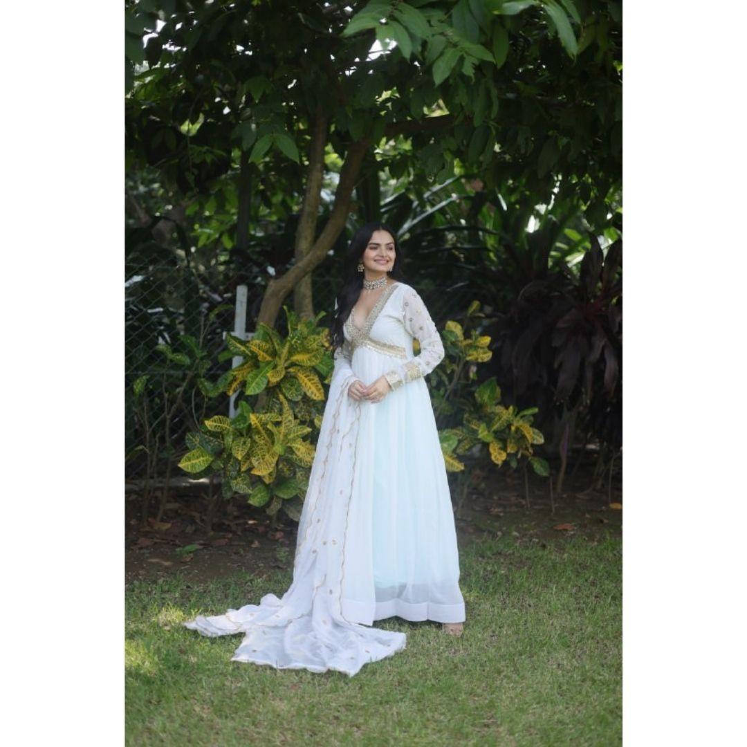 

Разработано платье высочайшего качества с тесно связанными дупаттами.