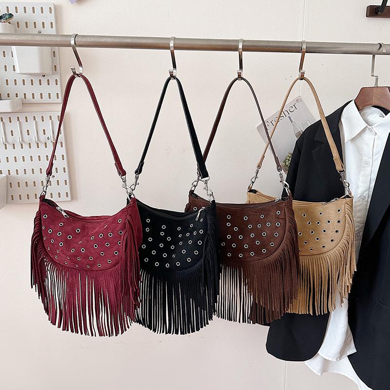 Lightweight Tassel Underarm Bag: Trendy Retro Saddle Design with Versatile Studded Details for Autumn and Winter Fashion
