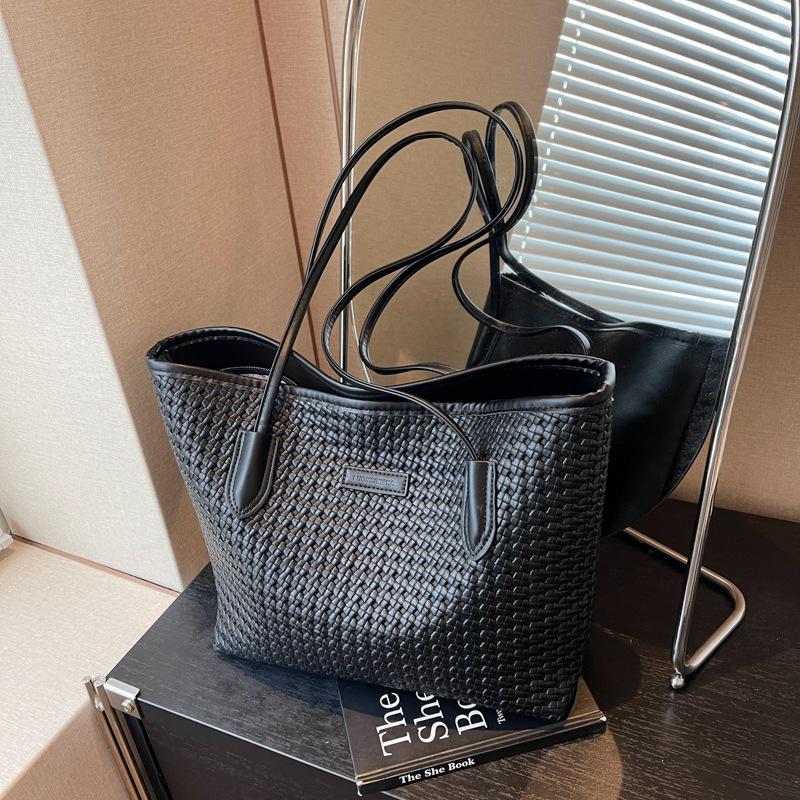 

Premium large-capacity bag women s new fashion woven handbag commuter simple shoulder tote bag чорний