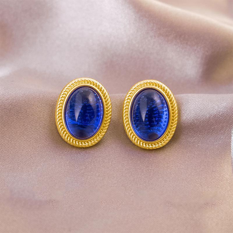 Elegant Clip-On Triangle Earrings for Non-Pierced Ears - Versatile, Light Luxury for Everyday Wear.