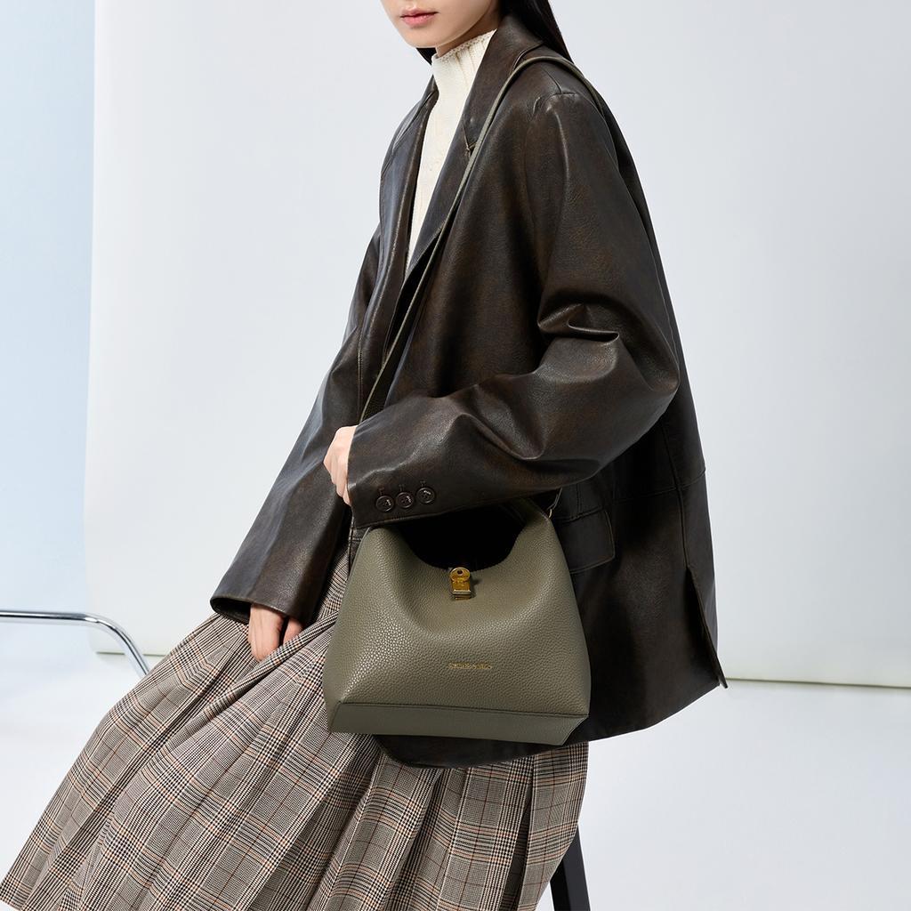 Charles & Keith Summer High-Value Popular Versatile Simple Elegant Commuter Tote Bag With Inner Pouch Synthetic Leather Bucket Bag CK2-10701618