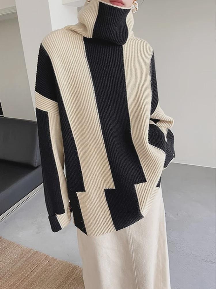 

Женский черно-белый полосатый вязаный свитер с высоким воротником — уютный и стильный для осени и зимы One Size