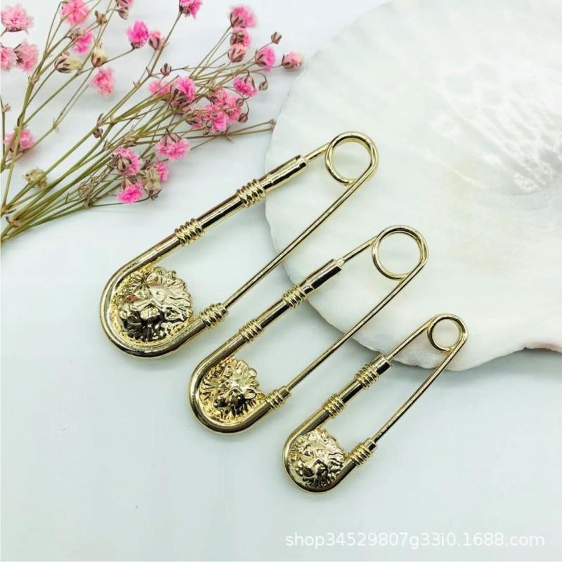 

Универсальная брошь в форме головы льва в форме буквы U для пальто, тренчей, свитеров и шарфов Large 7cm Silver