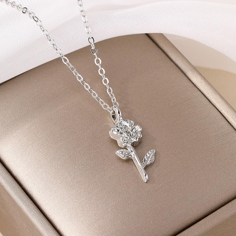 Flower necklace New alloy niche high-end jewelry Versatile rose pendant Collarbone chain Women