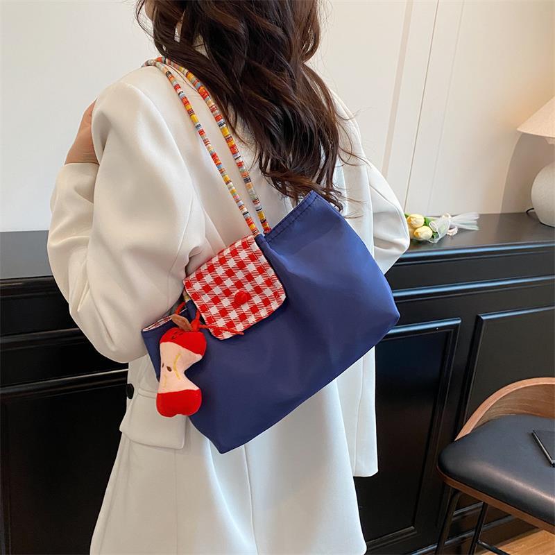 Casual Nylon Plaid Shoulder Bag With Pendant Dopamine Handbag Large Capacity Women Commuter Tote Bag  Trendy Armpit Bags