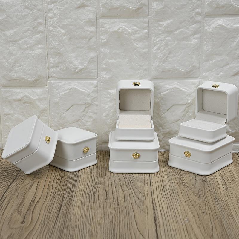

Специальная шкатулка для драгоценностей с короной на талии, искусственная кожа, закругленный угол, коробочка для упаковки ювелирных изделий с выпуклыми краями, коробка для колец, коробка для ожерелья, прямые продажи с фабрики Four in one белый
