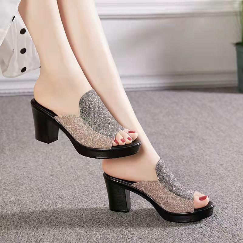 Große Größe neue dicke Ferse coole Hausschuhe Sommer mittlerer Absatz Mutterhausschuhe dicke Sohle Fischmaul Ein-Riemen-Schlappe