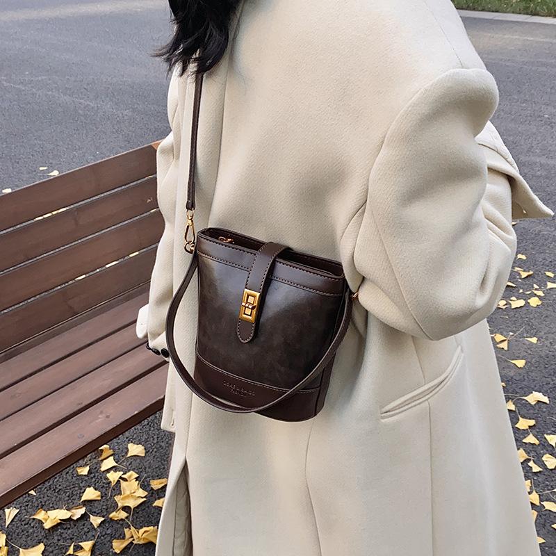 Autumn and Winter Retro Tote Bag Women's 2025 New High-end Handbag Versatile Niche Design Single Shoulder Oblique Span Bag