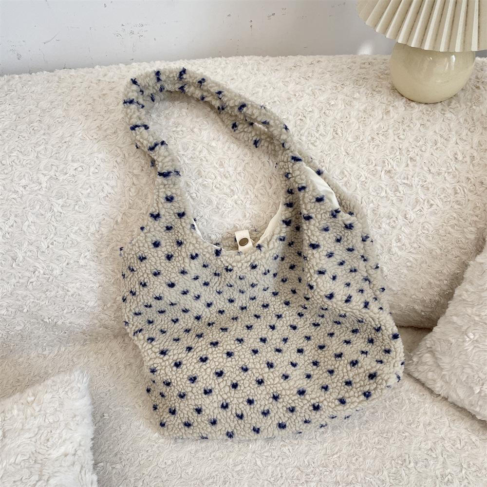 

11 autumn and winter new women s bags, love lamb plush tote bags, women s shoulder bags, portable vest bags бежевый