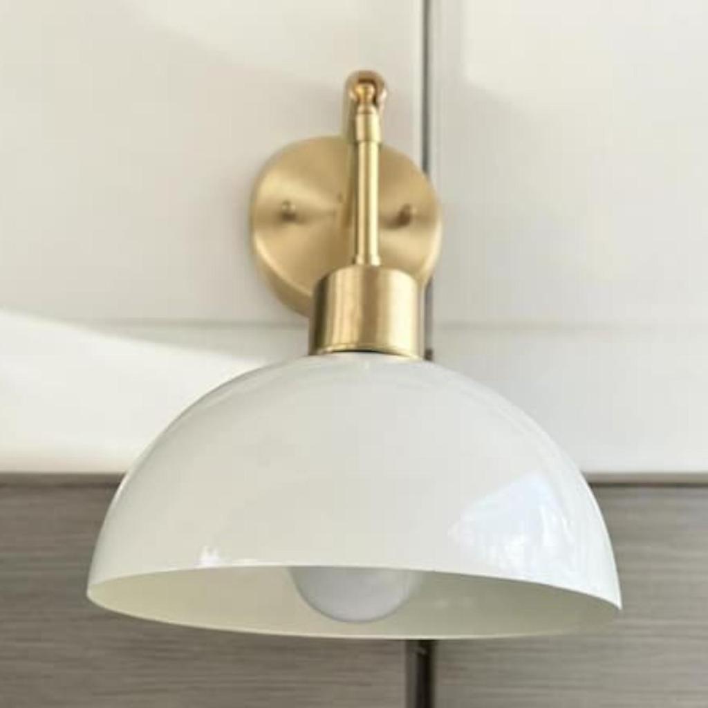Moderní bílo-zlaté nástěnné svítidlo - industriální svítidlo s kartáčovanou mosazí a bílým smaltovaným stínidlem - koupelnové osvětlení - moderní nástěnné osvětlení