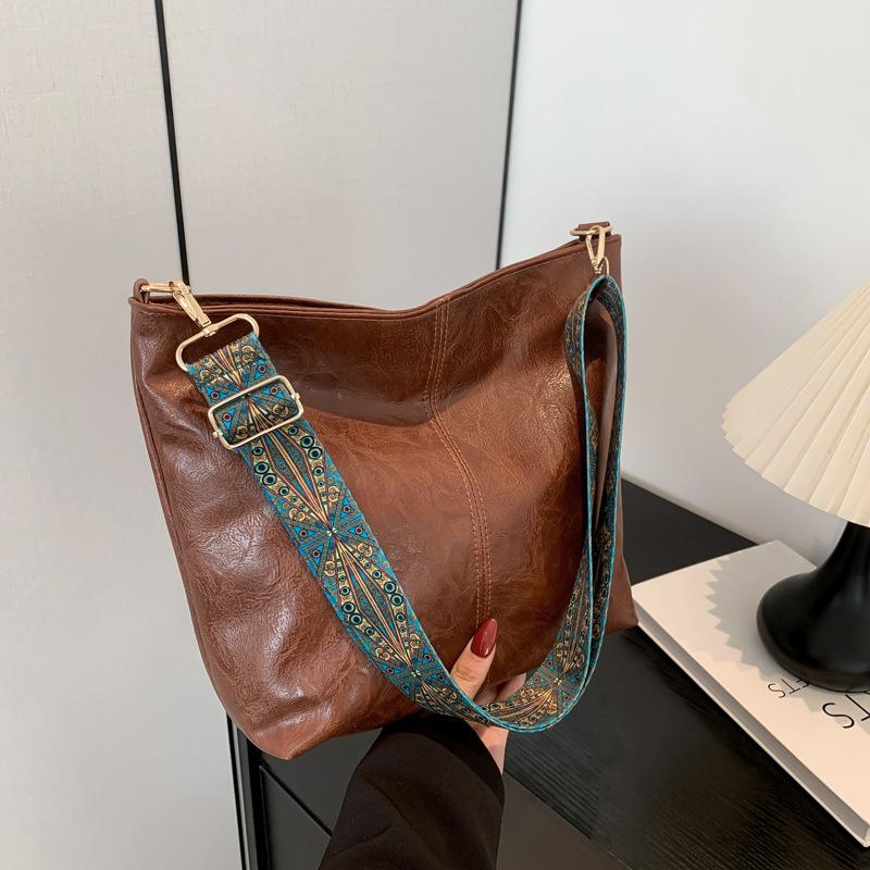 Spring new fashion portable shoulder crossbody large capacity bucket women's bag supports a lot of mixing