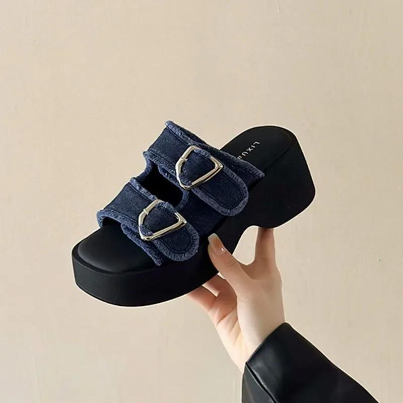 

Джинсовые парусиновые шлепанцы на толстой подошве для женщин Лето 2024 Новые повседневные на высоком каблуке с открытым носком Шлепанцы с пряжкой Модные женские слайды Мюли 39 темно-синий