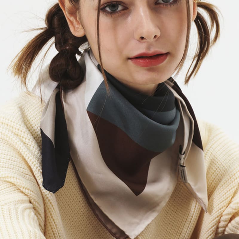 ONSZ diagonal bredrutig sidenscarf