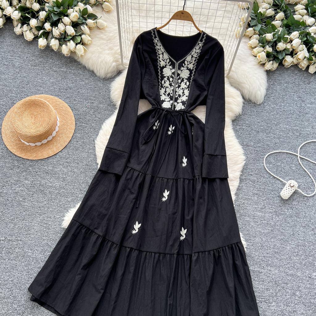 Vintage Western Style Embroidered V-neck Strap Up Waist Long Sleeve Dress for Women French Elegant Grand Swing Long Dress