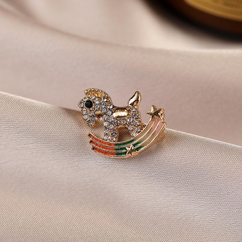 Regenbogen Kleines Holzpferd Blendschutzbrosche, High-End, Leichter Luxus, Vielseitig, Nischen-High-End-Brosche für Frauen