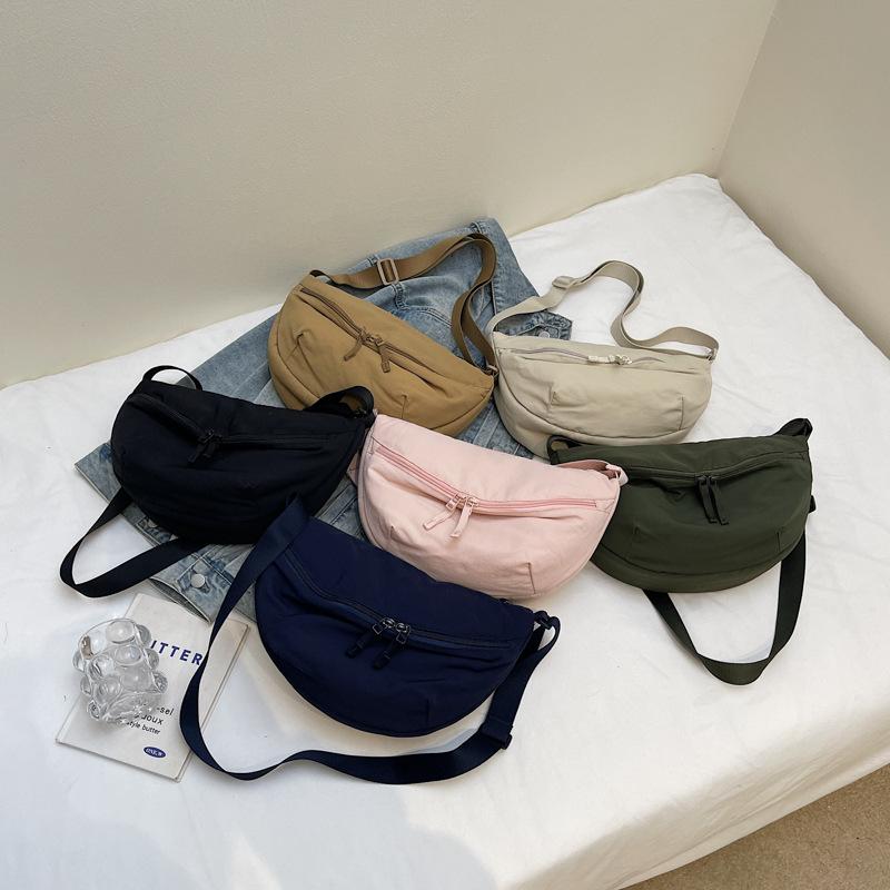 Korean version of popular fashion breast bag women's new simple shoulder bag large capacity light casual messenger bag