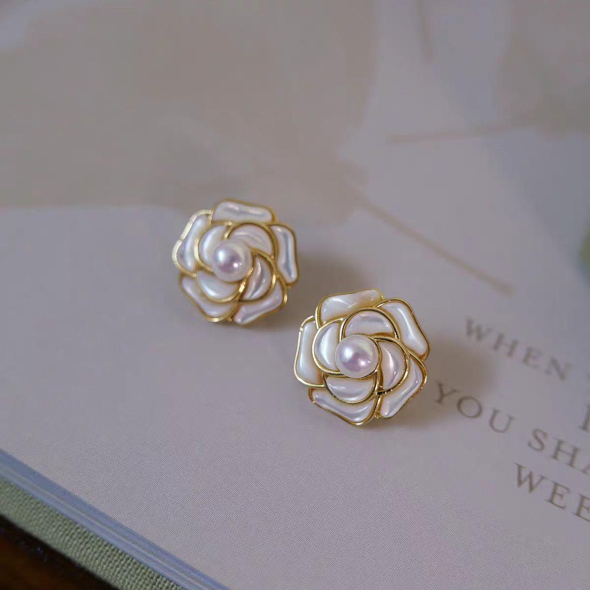 

Сережки-пусети з камеліями з натуральних прісноводних перлів класу 5A, у стилі французької високої моди, жіночий тренд TikTok. золотий