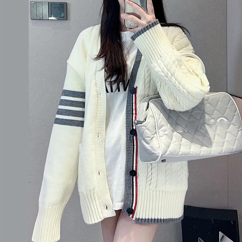 

Autumn and winter lazy wind V-neck women s knitted cardigan double twist contrasting color large cardigan medium and long sweater women one size fits all белый