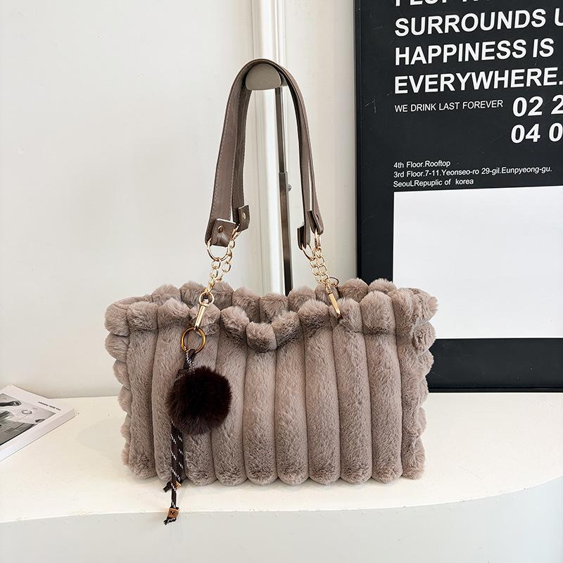 2025 Autumn Plush Single Shoulder Handbag: Women's Casual Large-Capacity Underarm Bag