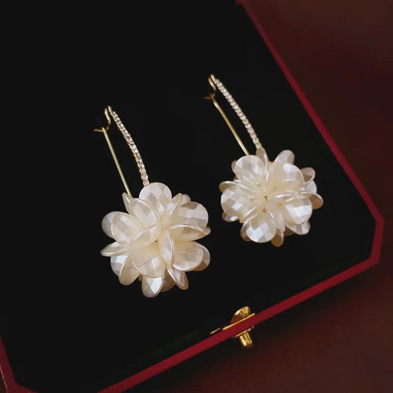 Elegante lange Acryl-Ohrringe im französischen Stil mit Blütenblättern und Diamantakzenten