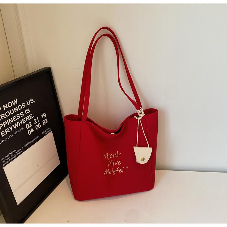 

2025 новая холщовая сумка-тоут в стиле инс, большая вместимость, на плечо, японская, в стиле ленивого ветра, классная, для поездок красный