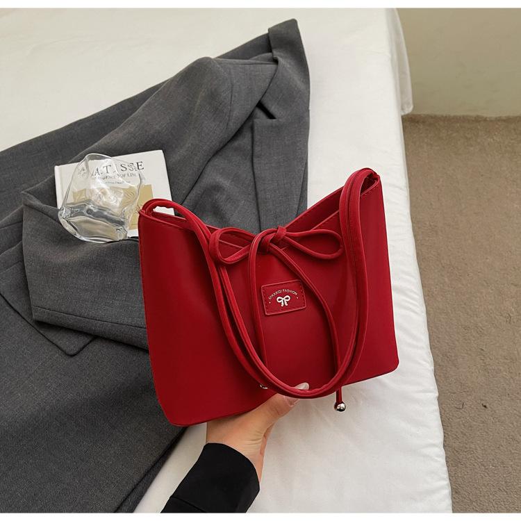 

Handheld dumpling bag women s summer 2025 new niche design fashionable retro bow commuter shoulder bag бордовий